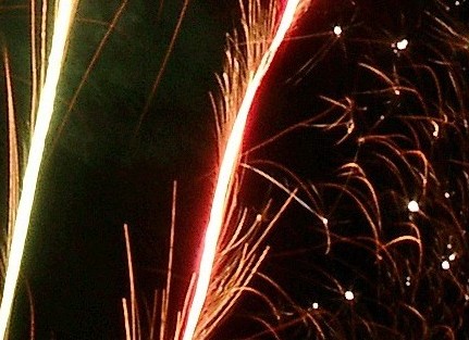 firework_closeup2.jpg (46878 bytes)